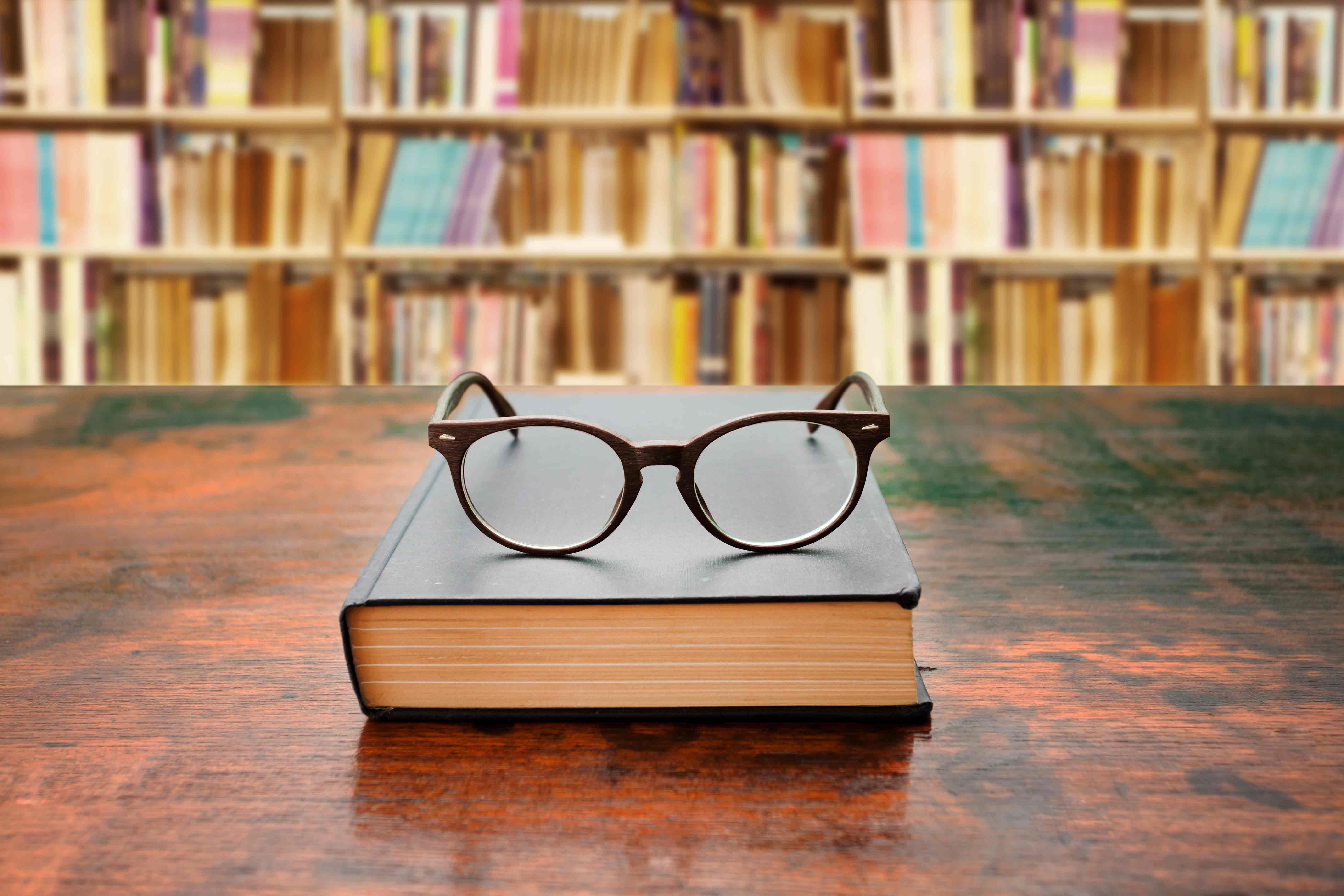 Дама в очках книга. Книга и очки. Очки нв книге. Фотография книги с очками. Книги стоковые фото.